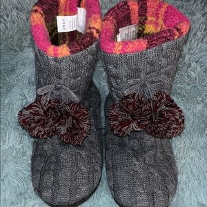 CUDDL DUDS NWT M GRAY/PINK COZY KNIT BOOTIES W POM POMS